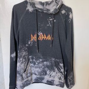 UO ACID WASHED SWEATSHIRT